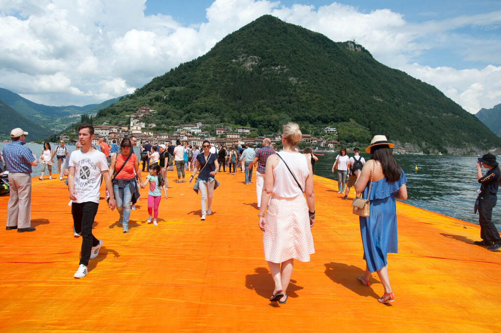 Christos-The-Floating-Piers-Walking-on-sunshine-Italy