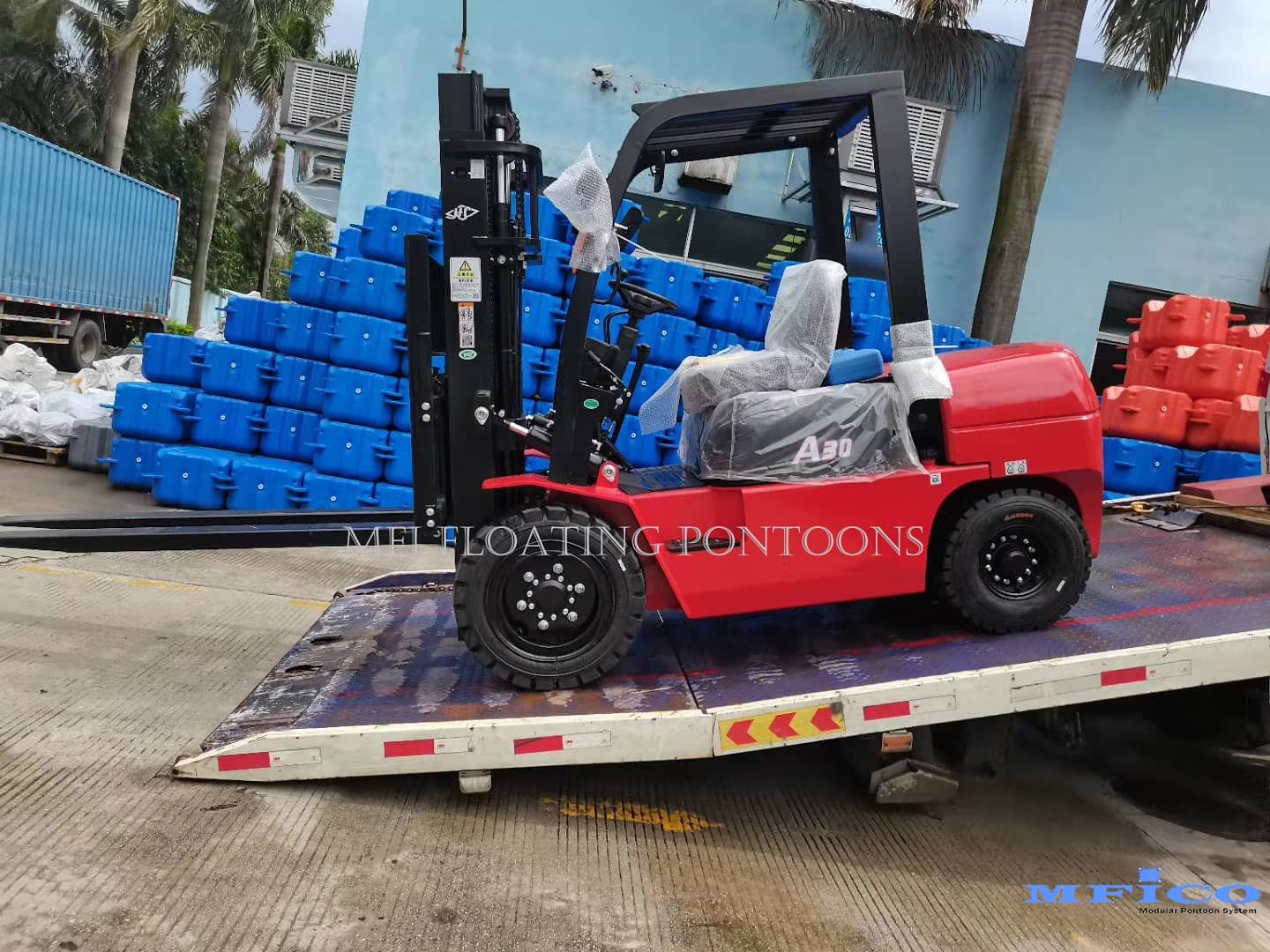 Welcome our new loading assistant😄
It will allow us to be more efficient on logistics and deliveries.  20 years of experience | 30 countries exporting | 100% quality guaranteed | 365 days support | ISO 9001 certificate | Factory direct supply | Global shipping  #pontoonchina #maxfloats #MFIfloatingpontoons #floatingpontoon #modularpontoon #floatingdock  #pontoondock #pontoonfloat #floatingplatform #floatingsolar #jetskidock #dockbuilder #boatdock #boatlift #plasticpontoon #modulardock #rowingdock #waterfront #watersports #pontoon #marina #docks #jetty #jetski #rowing #kayak